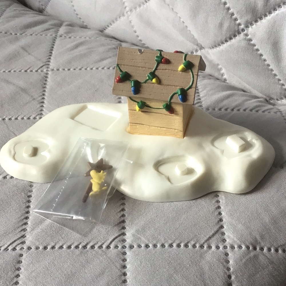 Hallmark keepsake ornament.Woodstock on doghouse.First of 5. A Snoopy Christmas.